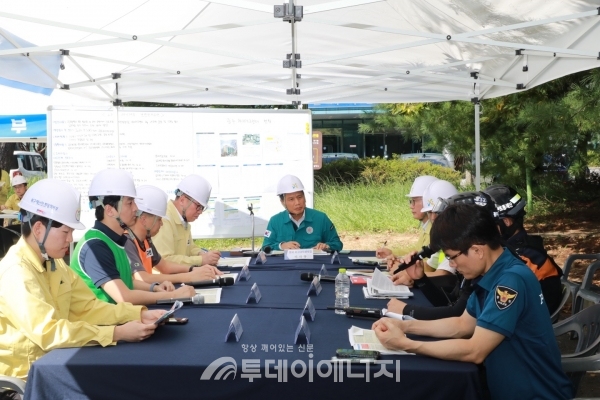 한국산업단지공단이 7일 한국산업단지공단 광주지역본부에서 11개 유관기관과 근로자가 참여한 가운데 재난에 대비한 ‘2023년 안전한국훈련’을 하고 있다.
