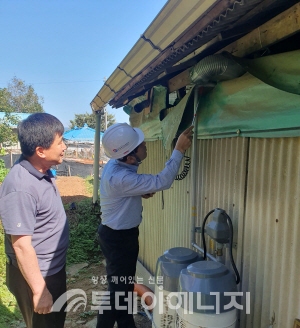 곽채식 가스안전공사 안전관리이사가 LPG용기 금속배관 교체시설을 살펴보고 있다.