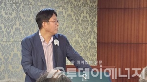 유승훈 서울과학기술대학교 교수가 발제하고 있다.
