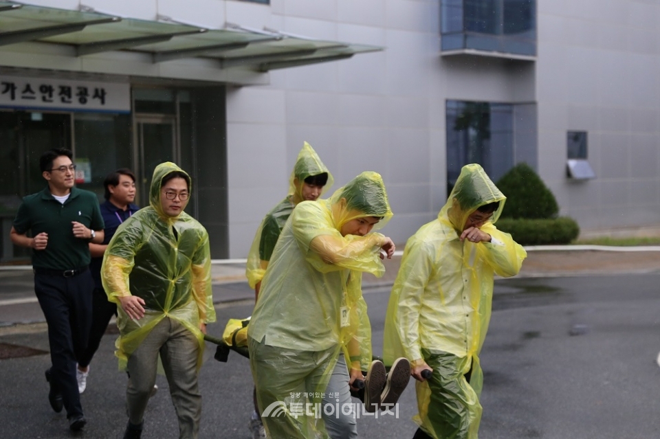 한국가스안전공사는 본사 청사에서 음성소방서와 합동 소방훈련을 실시했다.