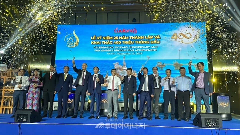 김동섭 석유공사 사장(좌 4번째)과 주요 참석 인사들이 4억배럴 달성 기념촬영을 하고 있다.