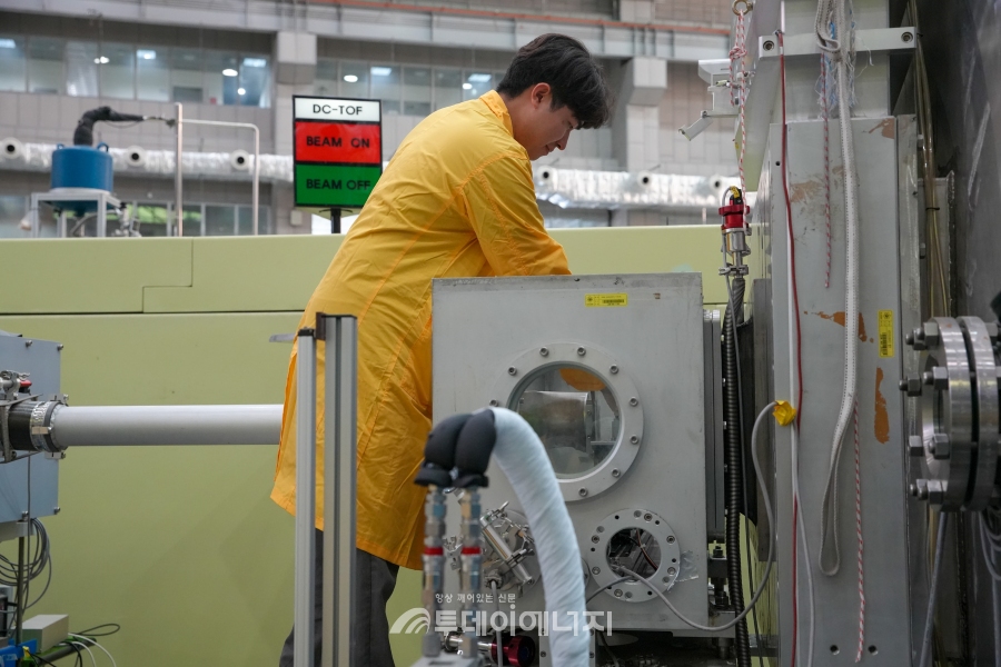 송석현 연구원이 40M 중성자소각산란장치에 양극 소재 시료 분석을 위한 실험을 하고 있다.