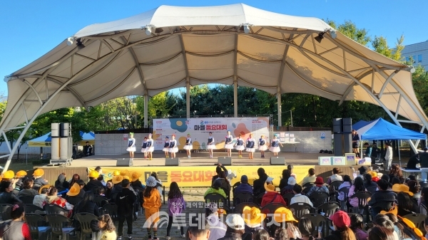 부천 오정대공원 야외무대에서 21일 열린 ‘오정뜰 어울림 한마당 동요대회’ 행사에서 참가 어린이들이 공연을 하고 있다.