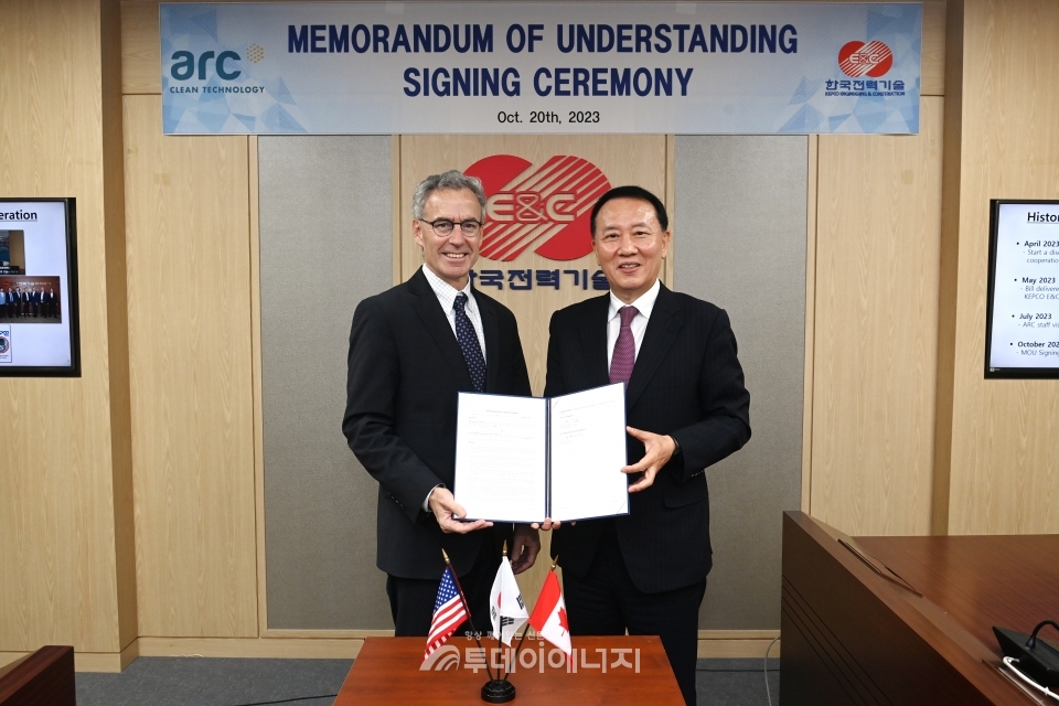 한국전력기술 김성암 사장(사진 오른쪽)과 ARC사 CEO 윌리엄 라베가 협약 체결 후 기념 촬영하고 있다.