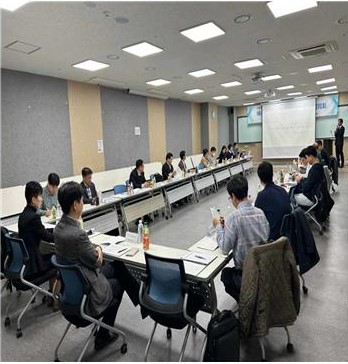 에너지 복합스테이션 확대 방안을 논의하는 모습/한국석유관리원 제공