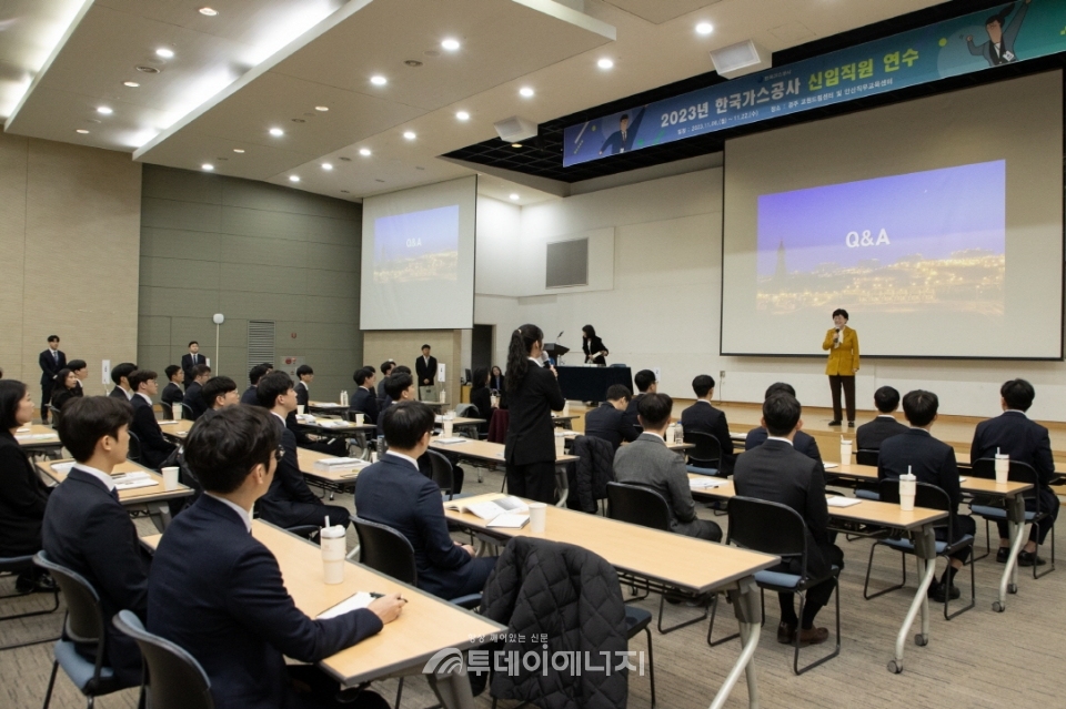 한국가스공사는 14일 경주_교원드림센터에서 올해 입사하는 신입사원 45명을 대상으로 ‘CEO_특강’을_개최했다. 우측 노란색 의상 최연혜 가스공사 사장./한국가스공사 제공
