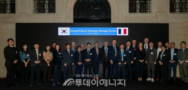 기후변화 대응 수자원 관리를 위한 한국-프랑스 협력포럼에서 참석자들이 기념촬영을 하고 있다./한국수자원공사 제공