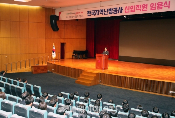 한국지역난방공사는 27일 분당 본사에서 2023년도 신입사원 40명에 대한 임용식을 진행했다./한국지역난방공사 제공