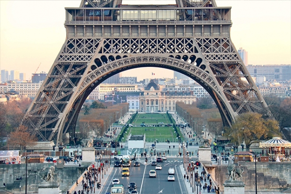 파리 에펠탑 주위를 운행하는 LPG 차량/대한LPG협회 제공