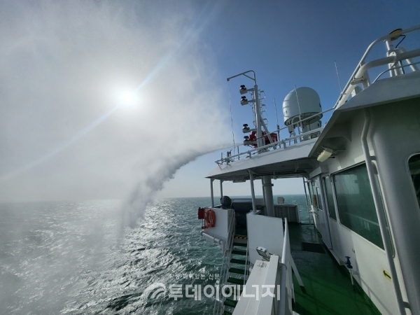해양환경공단은 대형방제선 엔담호를 해상방제 훈련에 투입했다./해양환경공단 제공