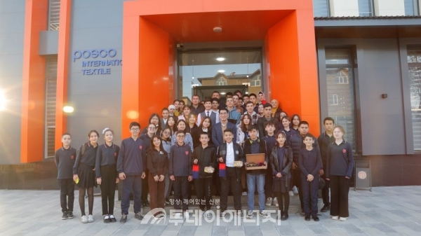 한국어교육연수센터 개관식에 참석한 관계자들이 기념촬영을 하고 있다./포스코인터내셔널 제공