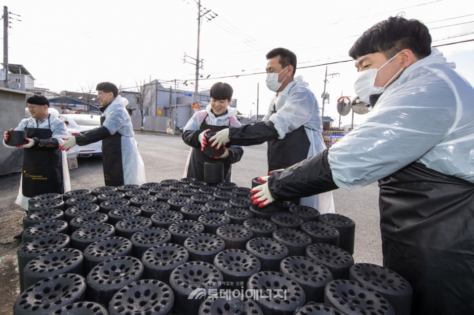 한국가스공사는 13일 대구광역시 동구 방촌동 일대에서 노사합동 사랑의 연탄나눔 봉사활동을 펼쳤다./한국가스공사 제공