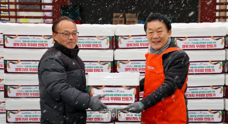 김장현 한전KDN 사장이 나주 목사고을전통시장에서 직원들과 함께 제작한 식품꾸러미를 지역복지센터에 전달하고 있다./한전KDN 제공