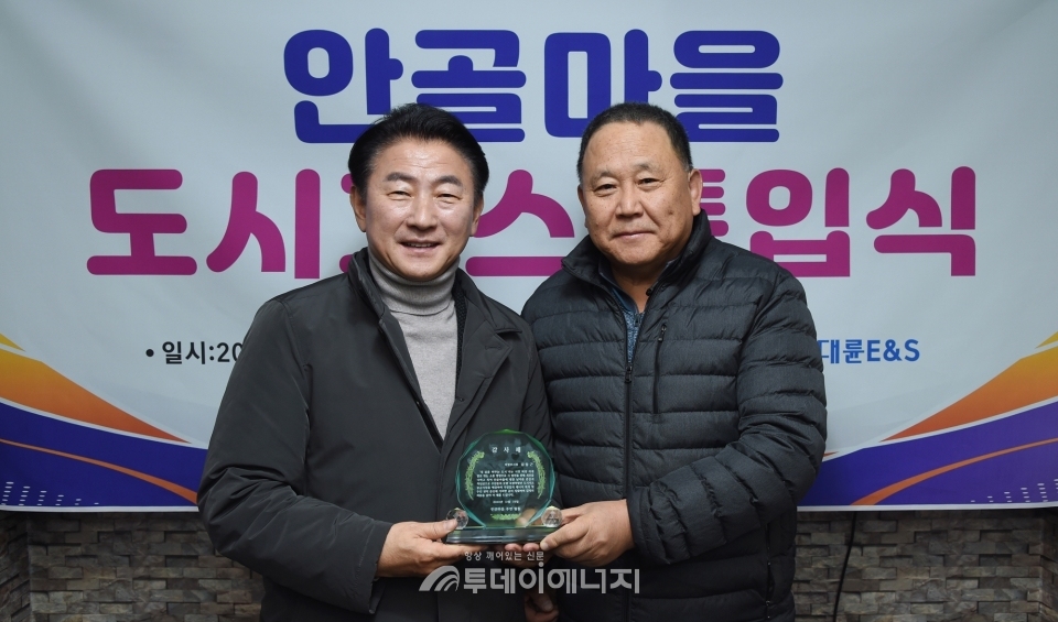 김동근 의정부시장(좌)이 마을 대표로부터 감사패를 받고 있다./의정부시 제공