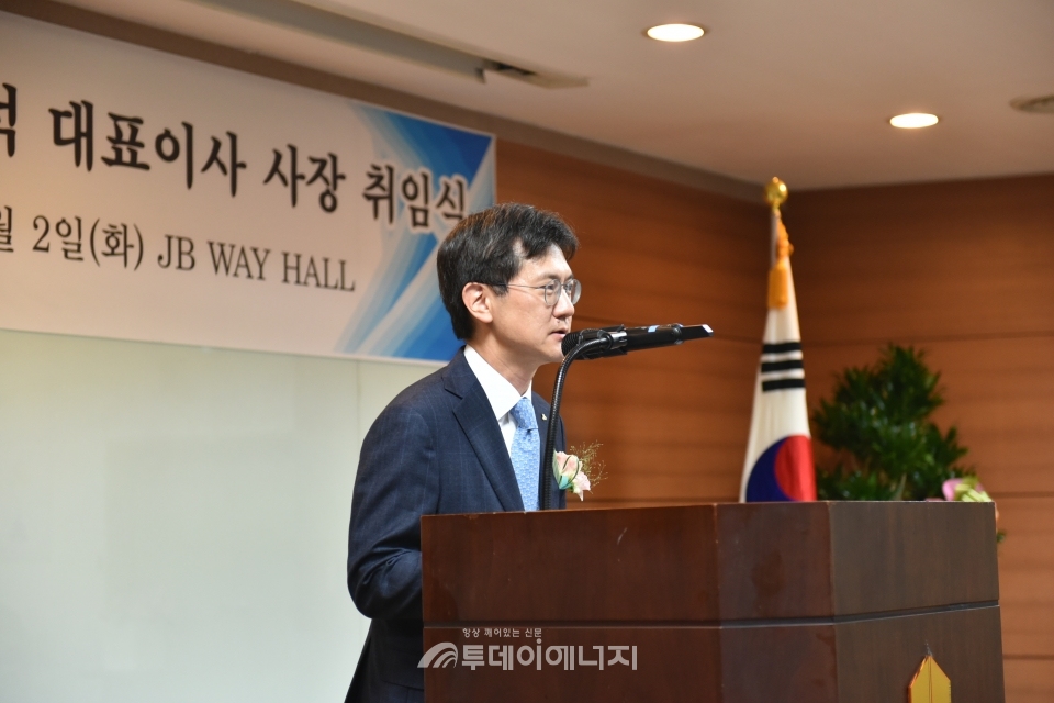 김영석 JB주식회사 사장이 2일 JB(주)본사에서 취임사를 하고 있다./JB주식회사 제공