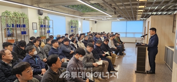 2일 시무식에서 박가우 대표가 임직원들에게 올해의 목표를 발표하고 있다./지필로스 제공