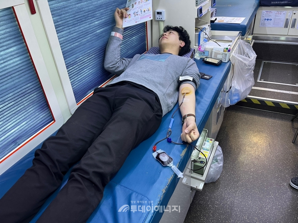JB주식회사 임직원들이 23일 이동형 헌혈차량에서 헌혈을 하고 있다./JB주식회사 제공