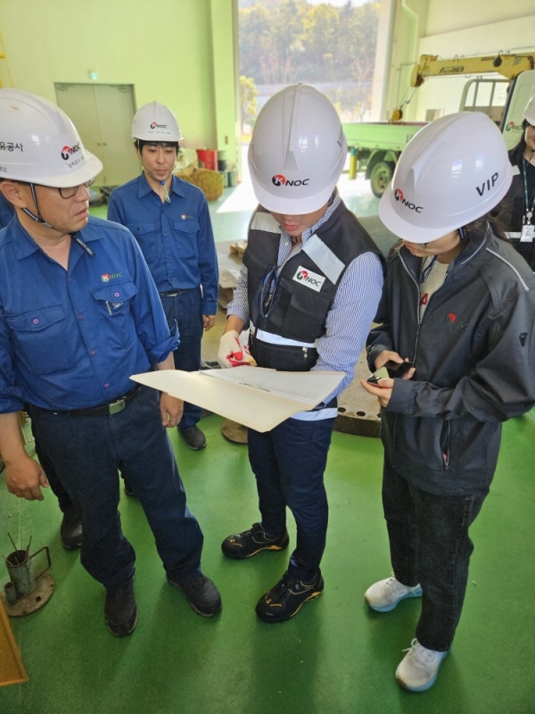 석유공사 직원들이 안전점검을 하고 있다/한국석유공사 제공