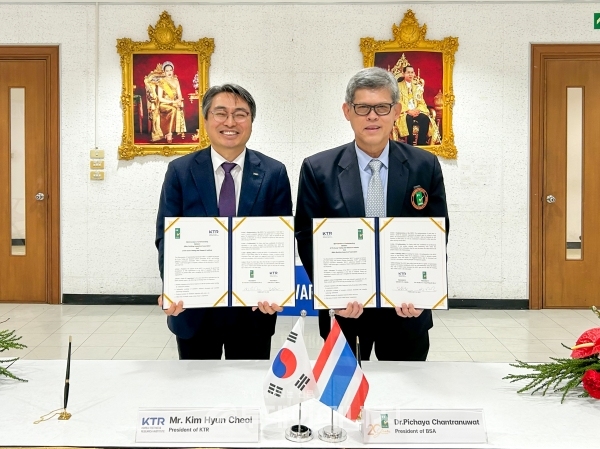 KTR 김현철 원장(왼쪽)이 태국 BSA 피차야 찬트라누왓 대표 (오른쪽)와 상호 협력을 위한 업무협약을 체결했다/KTR 제공