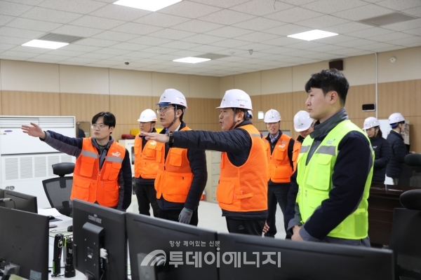 이승현 서울에너지공사 사장이 마곡플랜트를 점검하고 있다./서울에너지공사 제공