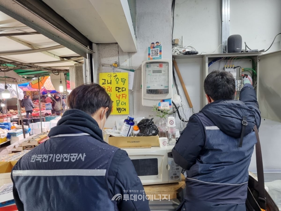 전통시장 내 노후 전기시설을 점검하고 있는 전기안전공사 직원들/한국전기안전공사 제공