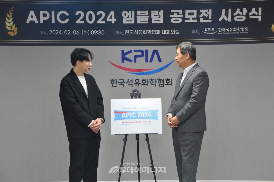 신학철 회장(오른쪽)과 수상자/한국석유화학협회 제공