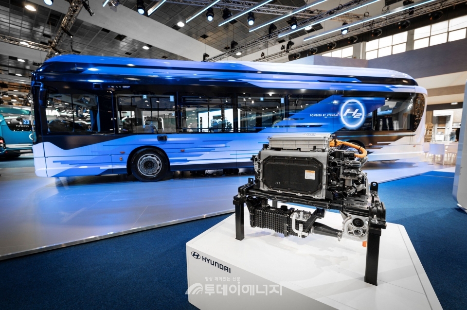 버스월드 2023에서 선보인 수소전기시내버스 E-WAY H2와 버스에 탑재된 현대자동차의 수소연료전지시스템./현대차그룹 제공