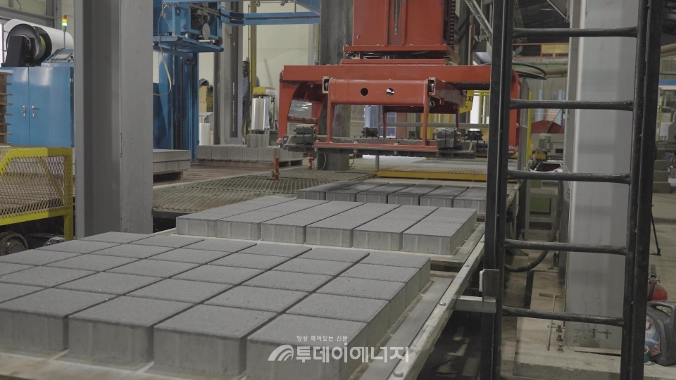 제로 시멘트 보도블록 생산 과정./삼성물산 제공