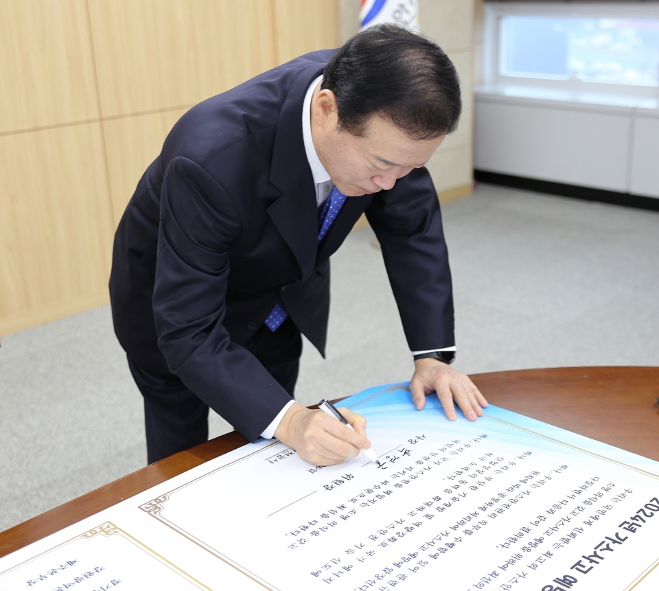 박경국 한국가스안전공사 사장이 가스사고 예방 실천 결의문에 서명하고 있다.