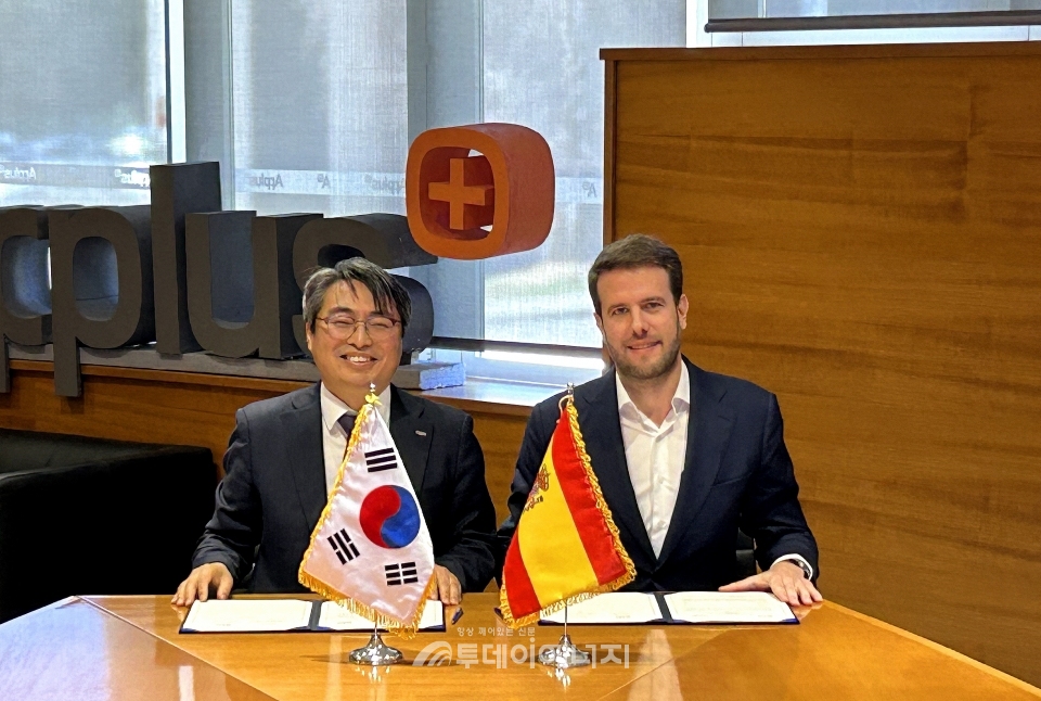 KTR 김현철 원장(왼쪽)이 스페인 Applus+ Laboratories 마우리시오 우베다 소리아노 대표(오른쪽)와 상호 협력을 위한 업무협약을 체결했다./KTR 제공