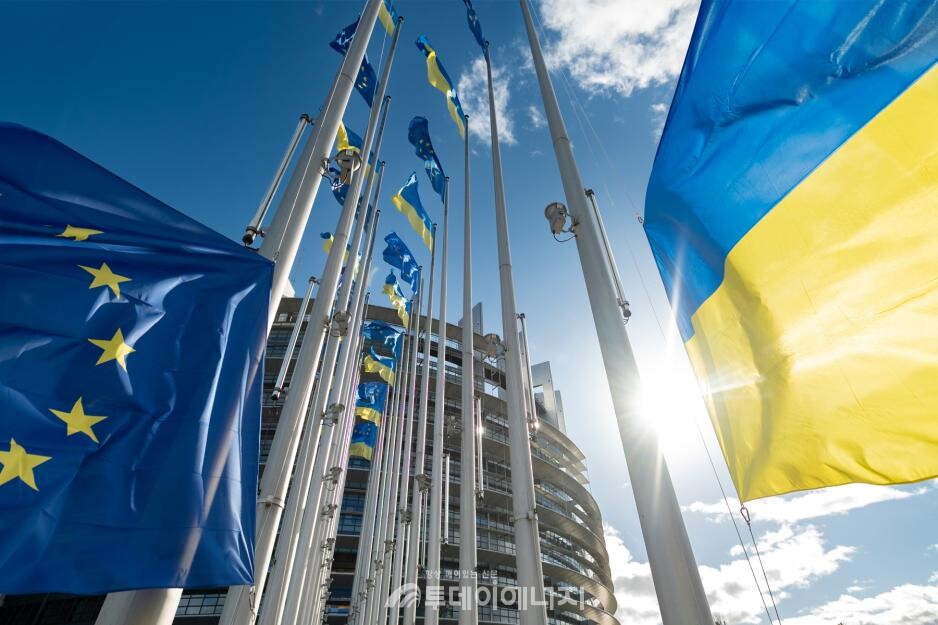 EU본부에 EU와 우크라이나 국기가 게양돼 있다./European Union 제공