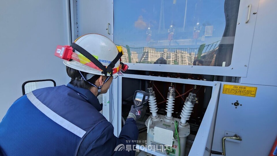 전기안전공사 직원이 해빙기 전기시설 안전 점검을 벌이고 있다./한국전기안전공사 제공