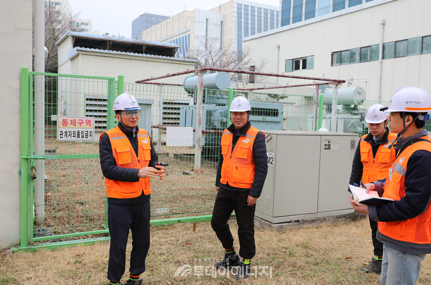 이창준 집단에너지본부장이 집단에너지시설 안전점검을 하고 있다./서울에너지공사 제공