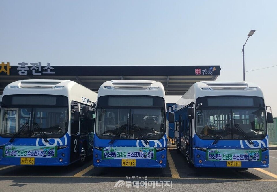 김해시 시내버스 노선에 투입된 수소전기버스./김해시 제공