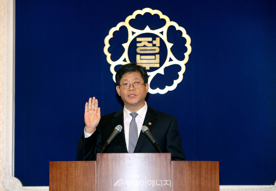 2013년 3월15일 김재홍 전 지식경제부 1차관 취임 당시 모습./산업통상자원부 제공