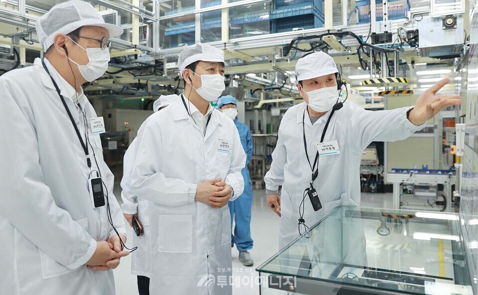 안덕근 산업부 장관(사진 가운데)이 LG에너지솔루션 오창 플랜트를 방문해 자동차 파우치형 배터리 생산라인 현장을 둘러보고 있다. /산업통상자원부 제공