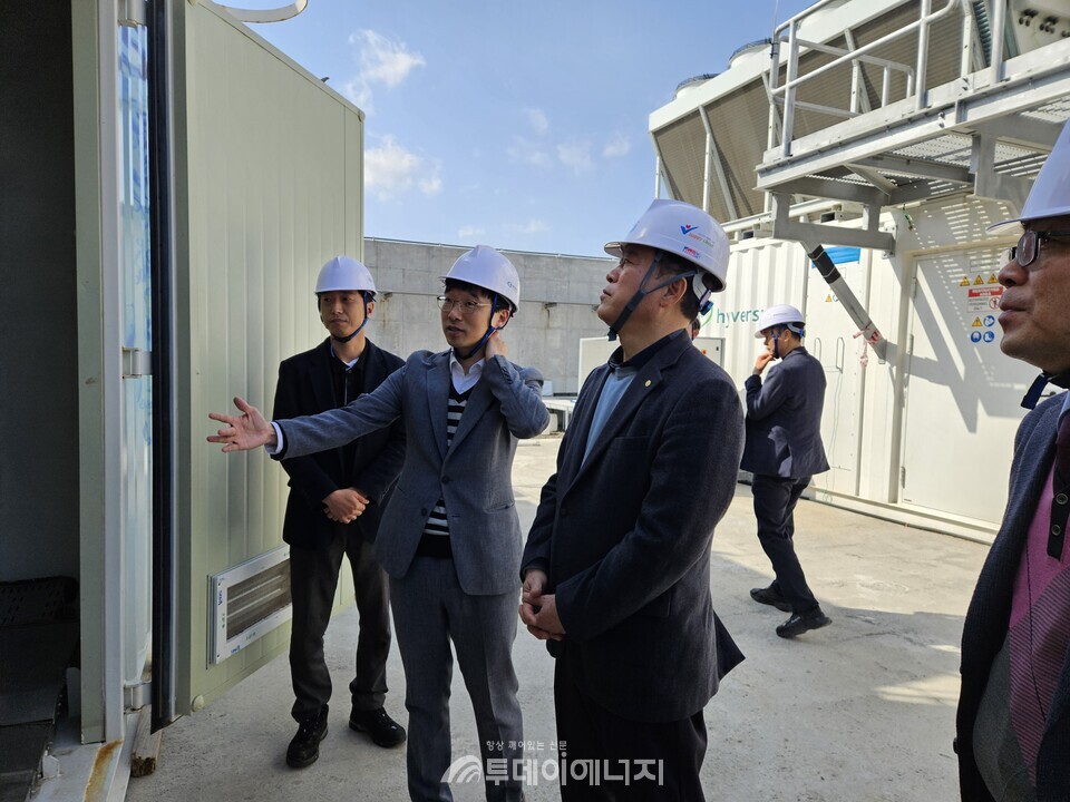 박경국 사장(왼쪽에서 세번째)이 행원리 그린수소 생산시설에서 현장점검하고 있다/한국가스안전공사 제주본부 제공