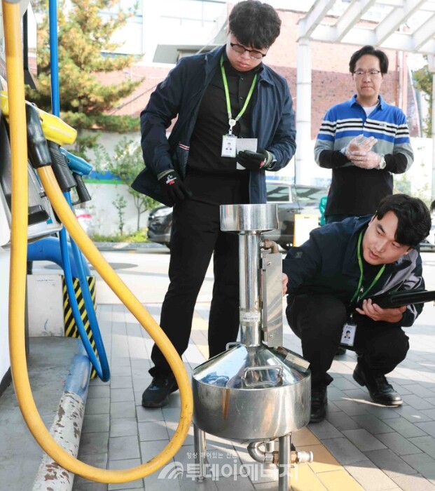 타지역의 석유 가격 현장 점검 모습/한국석유공사 제공
