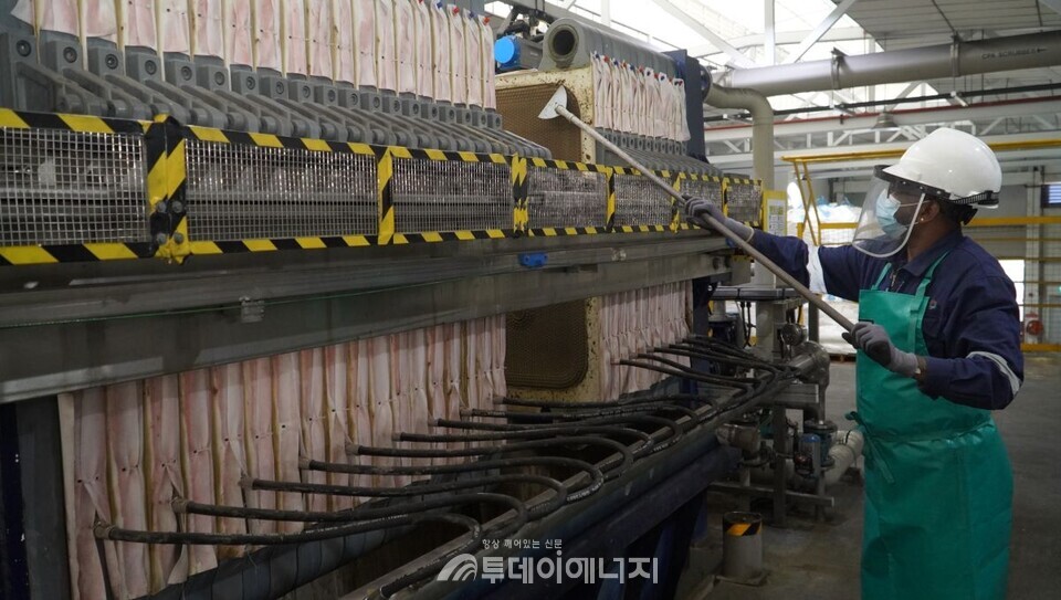 SK에코플랜트 자회사 SK 테스 공장에서 작업자가 폐배터리로부터 흑연을 긁어내고 있는 모습./SK에코플랜트 제공
