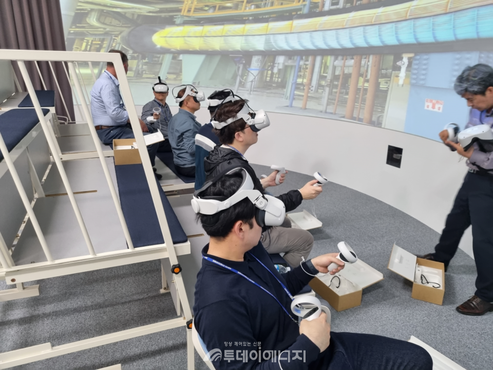 발전인재개발원에서 교육생들이 VR을 기반으로 한 안전체험 실습을 진행하고 있다./한국발전인재개발원 제공