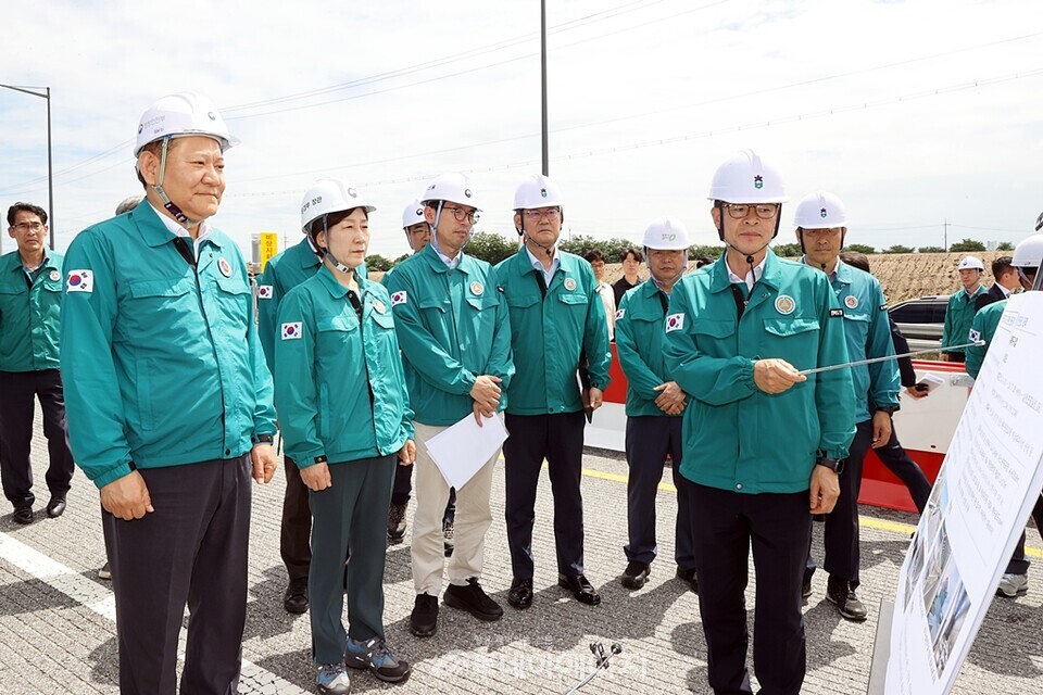 이상민 행정안전부 장관과 한화진 환경부 장관이 10일 오전 여름철 집중호우에 대비해 충북 청주시 궁평2지하차도 복구사업 현장상황 브리핑을 받고 있다./행정안전부 제공