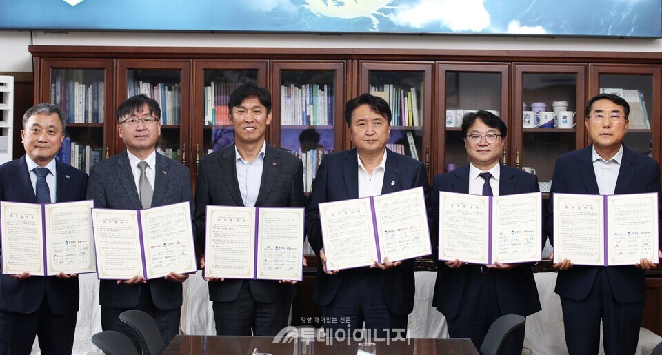 협약 체결 후 관계자들이 기념촬영을 하고 있다. 왼쪽부터 탁송수 충북에너지산학융합원장, 오동호 SK에코엔지니어링 대표, 김영문 한국동서발전 사장, 김영환 충북도지사, 조원준 바이오프랜즈 대표,오원근 충북테크노파크원장./바이오프랜즈 제공