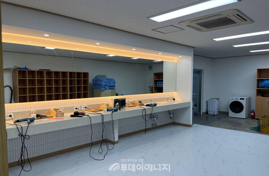 새롭게 단장한 포항제철소 2제강공장 서브센터 목욕탕 모습./POSCO 그룹 제공