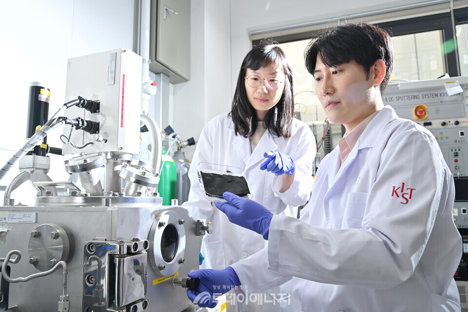 KIST 연구진이 건식기반 아크플라즈마 증착 공정을 통해서 개발한 고성능 코발트 단원자 촉매가 담지된 탄소나노섬유를 확인하고 있다./한국과학기술연구원 제공