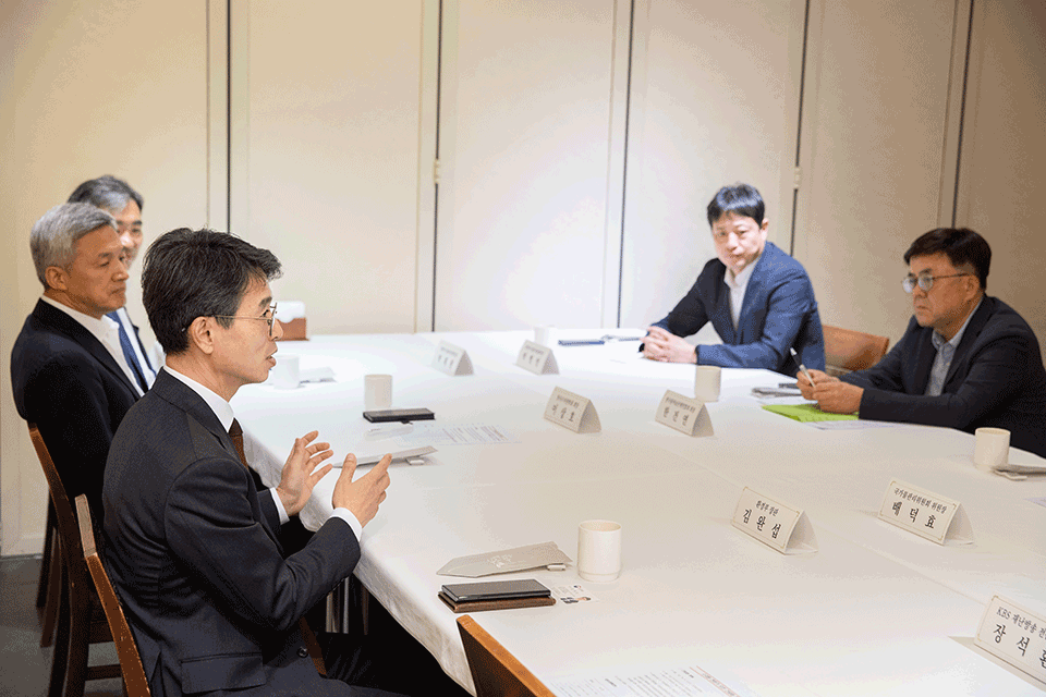 김완섭 환경부 장관(왼쪽 첫 번째)이 수자원 전문가들의 의견을 듣고 있다. /환경부 제공