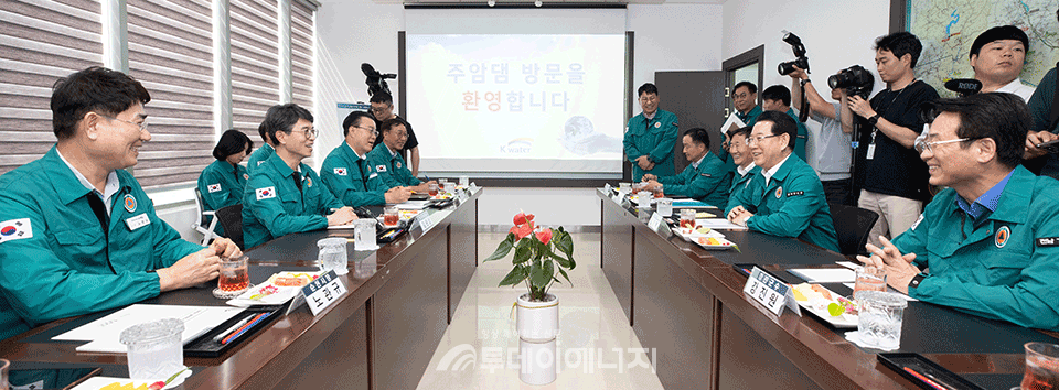 김완섭 환경부 장관(왼쪽 가운데)가 주암댐에서 지자체장들에게 기후대응댐에 대해 설명하고 있다. /환경부 제공