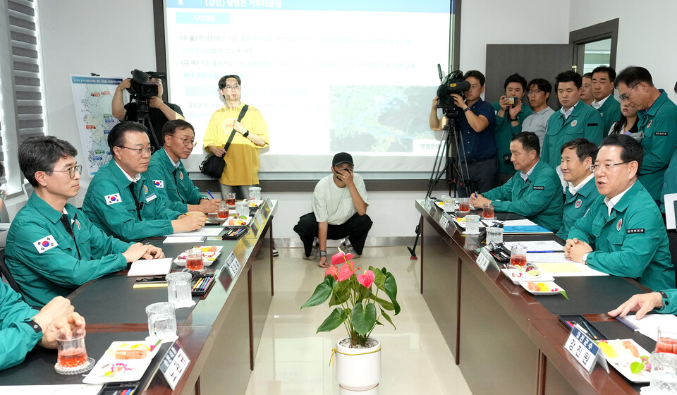 김영록 전남지사(맨 오른쪽)이 김완섭 환경부 장관 등과 기후대응댐 건설 간담회를 열고 있다. /전라남도 제공