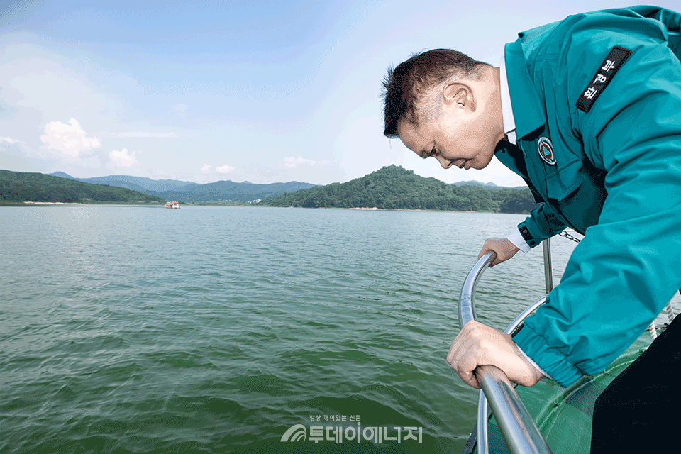 이병화 환경부 차관이 녹조 상황을 살피고 있다. /환경부 제공
