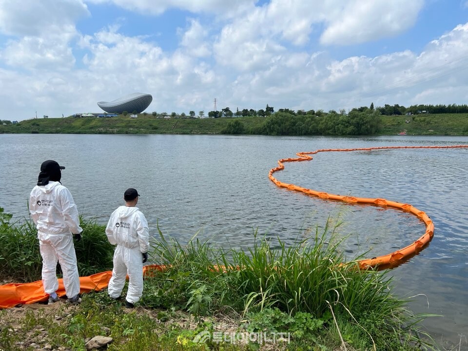 성서제3차산업단지 인근 금호강 하류에서 10개 기관이 참여하는 합동 방제훈련 모습.