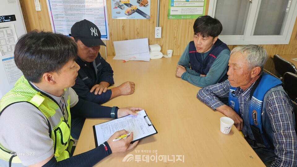 울산항 건설현장 근로자들이 작업전 안전의식지수를 측정하고 있다./울산항만공사 제공